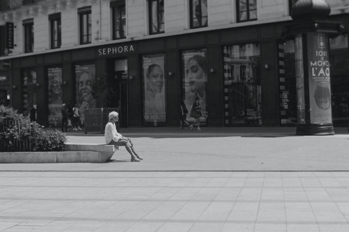 Instantanés de la Rue 17 Appareil : E-M1X Focale : 50mm Ouverture : f/4 Vitesse : 1/40sec ISO : ISO-200