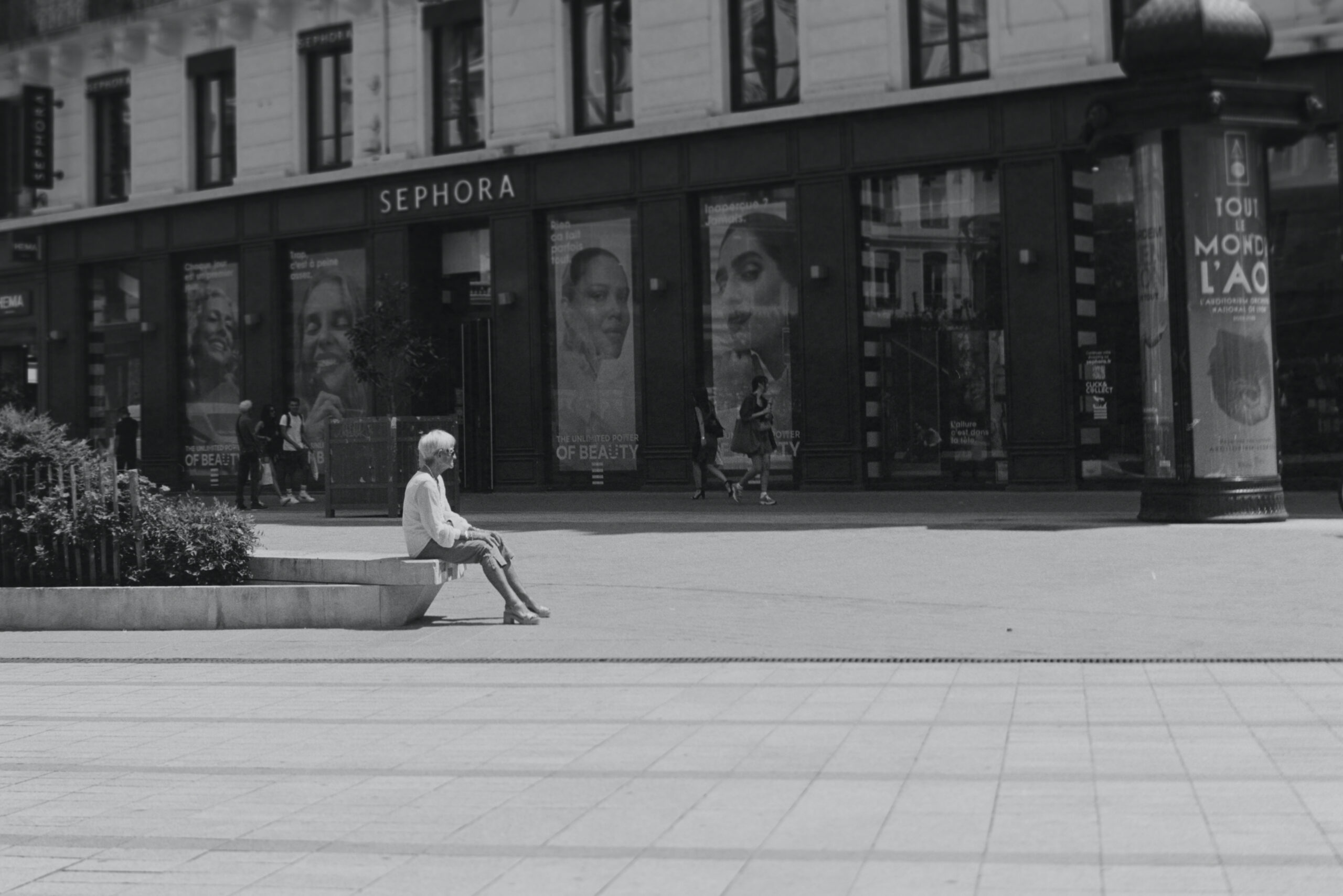Sur le vif 15 L'attente Appareil : Olympus OM2 Focale : 50mm Ouverture : f/16 Vitesse : 1/400sec ISO : ISO-400 Film : Ilford PAN 100