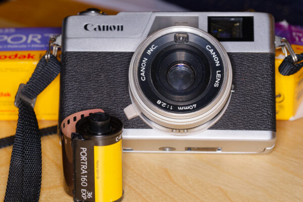 Canonet 28 en superbe état, entièrement fonctionnel avec pellicule Kodak Portra 160 et pile neuve – Image 2